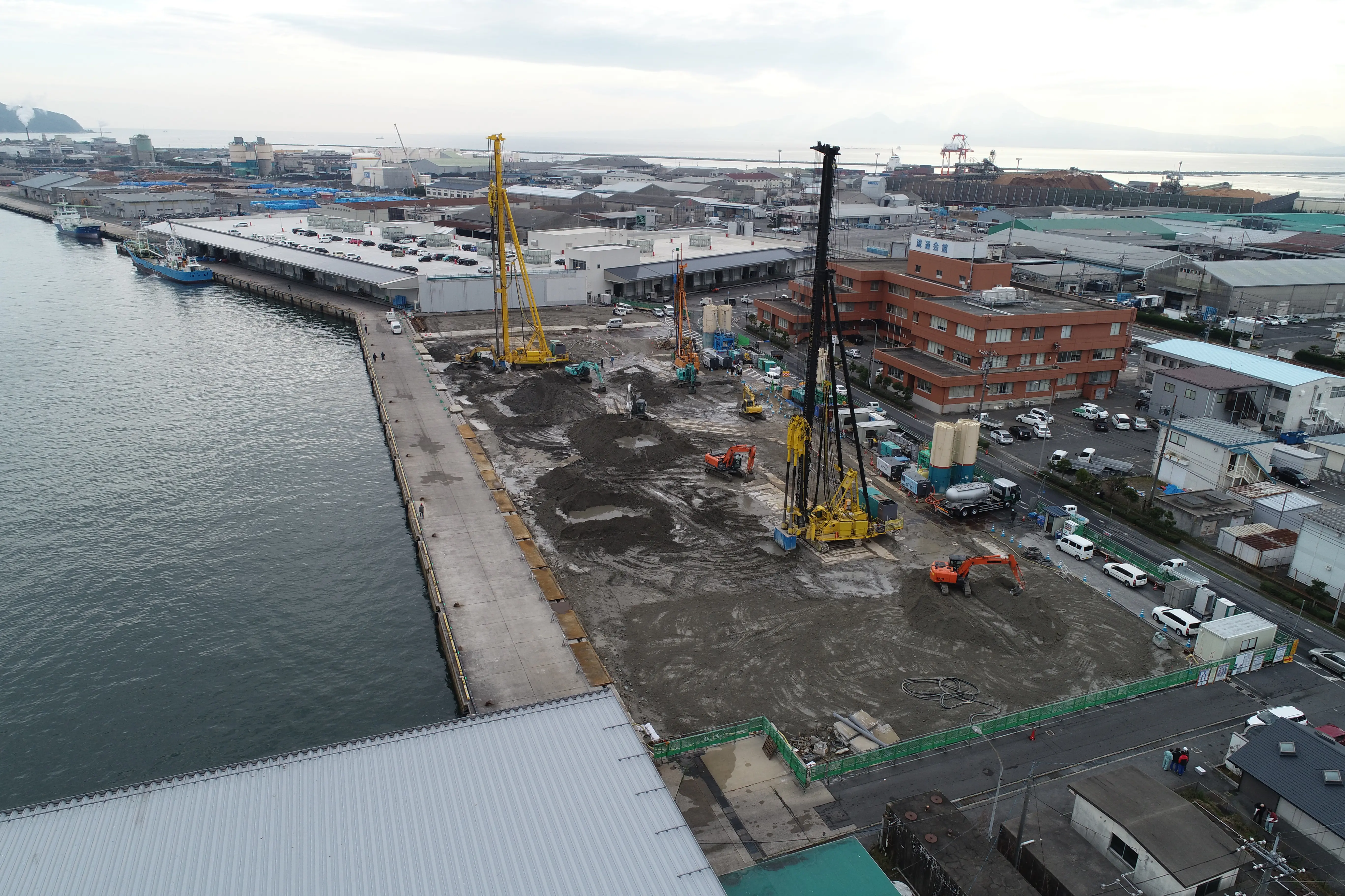 当社施工の境漁港特定漁港漁場整備工事(2号上屋地盤改良2工区)の現場